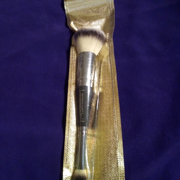it cosmetics Other - IT COSMETICS HEAVENLY LUXE MAKEUP BRUSH